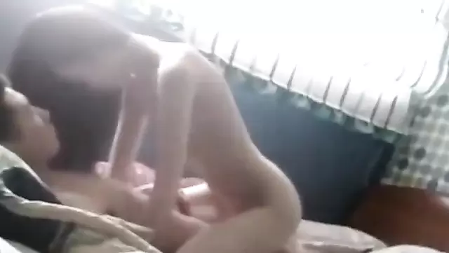 İncecik güzellik sabah Tacik delikanlıyı sikişiyor.