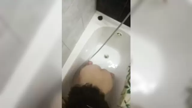Esmer güzel, banyoda Tajik hatuna ağızdan zevk yaşatıyor.