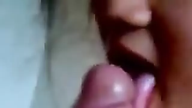 Genç Tacikistanlı kız, arkadaşına yumuşak bir oral yapıyor.