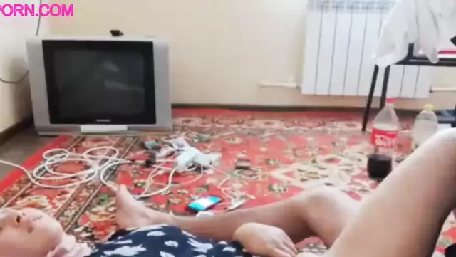 Giyinik kız Tajik aletinin üstüne boşalıyor.