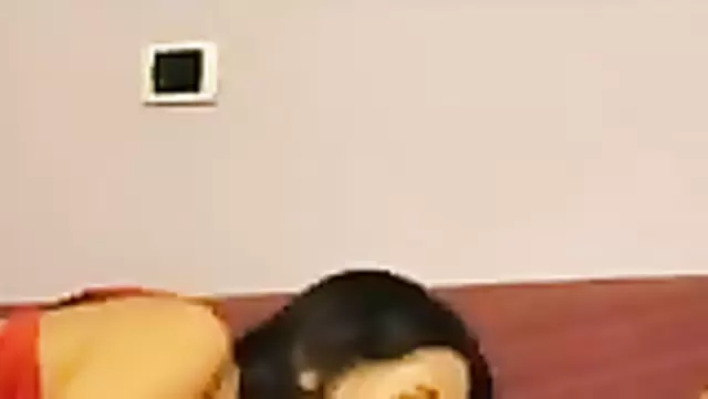 Tacikistanlı hatun, kocaman memeleriyle kocasına ağızla zevk veriyor.