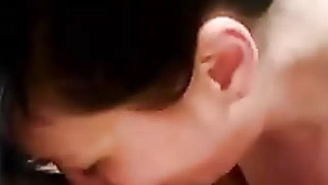 Olgun Tajik, kocasına ağızla zevk veriyor.