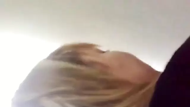 Güzellik, ofiste Tajik oğlanla sevişiyor.