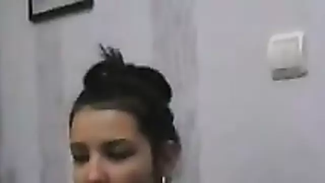 Tacik üniversiteli kız, arkadaşına götünü sergiliyor.