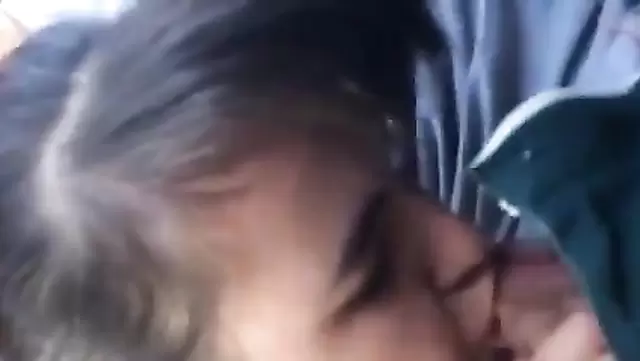 Tacik kız, aletin ucuna yumuşak bir oral yapıyor.