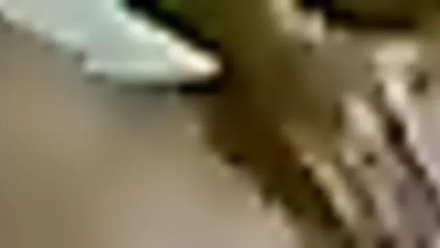Adam dövmeli Tacik kızla kameraya aldı.