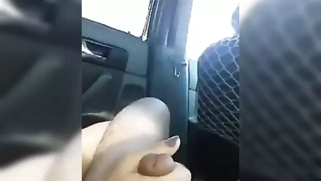 Tacikistanlı kız arabada sevgilisini mastürbasyonla tatmin ediyor.