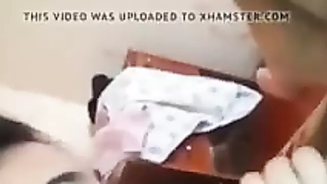Tacik karı, arkadaşına ağızla zevk veriyor.